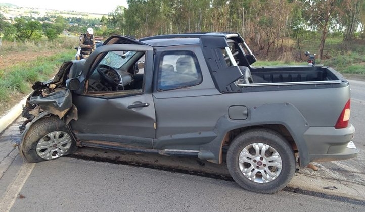 Acidente na MGC-354 no município de Lagamar deixa motoristas de veículos feridos Acidente na MGC-354 no município de Lagamar deixa motoristas de veículos feridos