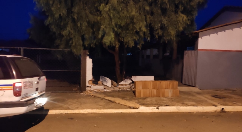 Inabilitado tenta ensinar namorada a dirigir e jovem colide carro contra muro de creche em Quintinos Inabilitado tenta ensinar namorada a dirigir e jovem colide carro contra muro de creche em Quintinos