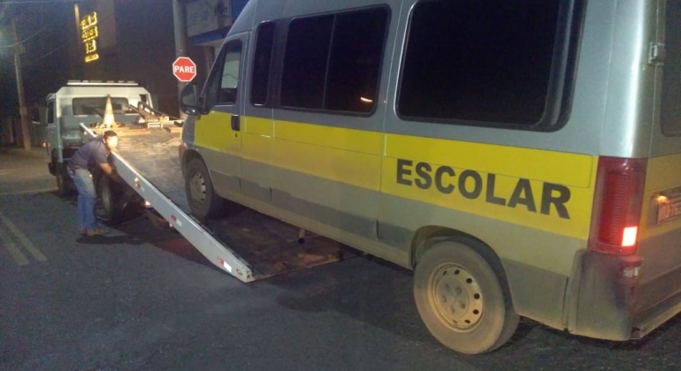 Polícia Militar Rodoviária prende motorista e aprende veículo por transporte irregular de passageiros Polícia Militar Rodoviária prende motorista e aprende veículo por transporte irregular de passageiros