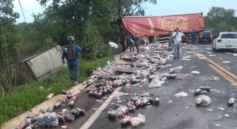 Acidente na MG-190 entre caminhão e carreta em Abadia dos Dourados mata duas pessoas Acidente na MG-190 entre caminhão e carreta em Abadia dos Dourados mata duas pessoas