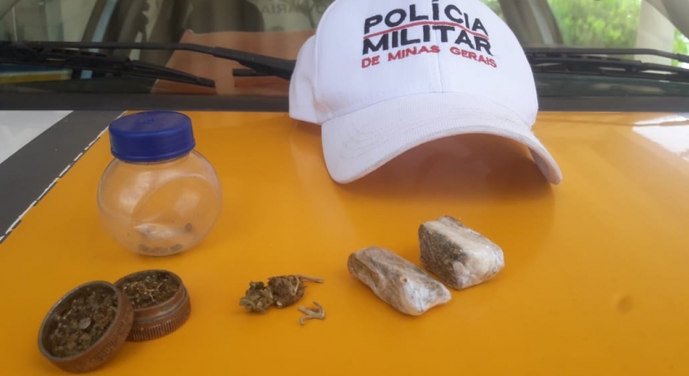 Motorista é preso com maconha dentro do veículo que conduzia na BR-354 em Carmo do Paranaíba Motorista é preso com maconha dentro do veículo que conduzia na BR-354 em Carmo do Paranaíba