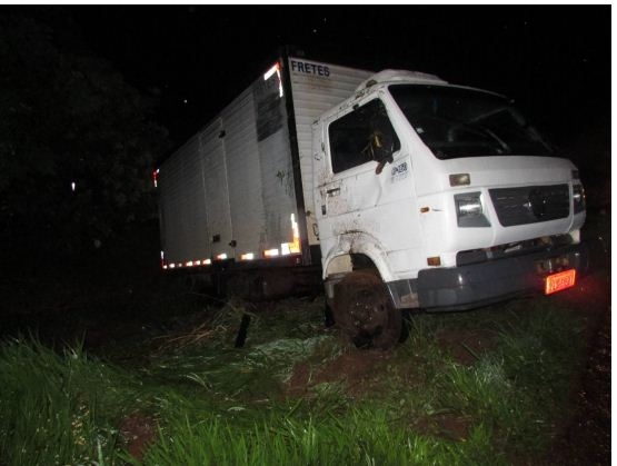 Motorista de caminhão perde controle direcional e sai da pista na BR-354 próximo a Lagoa Formosa