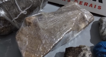 Suspeitos de tráfico no Bairro Jardim Quebec em Patos de Minas são presos pela PM Suspeitos de tráfico no Bairro Jardim Quebec em Patos de Minas são presos pela PM