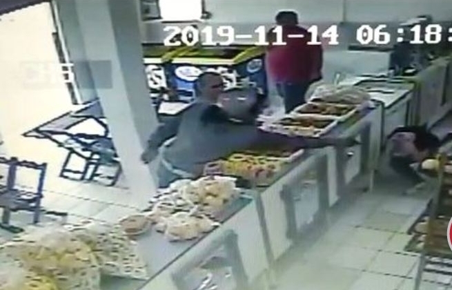 Imagens mostram homem invadindo padaria e atirando contra filha de ex por vingança Imagens mostram homem invadindo padaria e atirando contra filha de ex por vingança