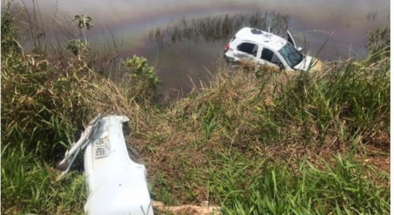 Pista molhada faz motorista perder controle direcional e cair em lago na BR-354 Pista molhada faz motorista perder controle direcional e cair em lago na BR-354