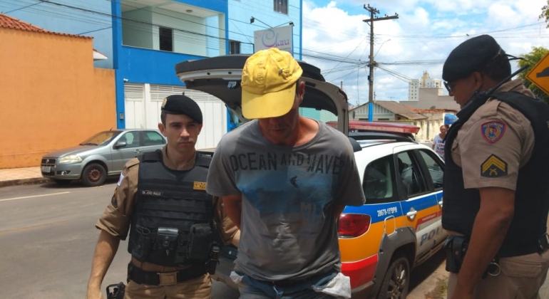 Homem é preso dentro de guarda-roupa após invadir padaria em Lagoa Formosa e cometer assalto Homem é preso dentro de guarda-roupa após invadir padaria em Lagoa Formosa e cometer assalto
