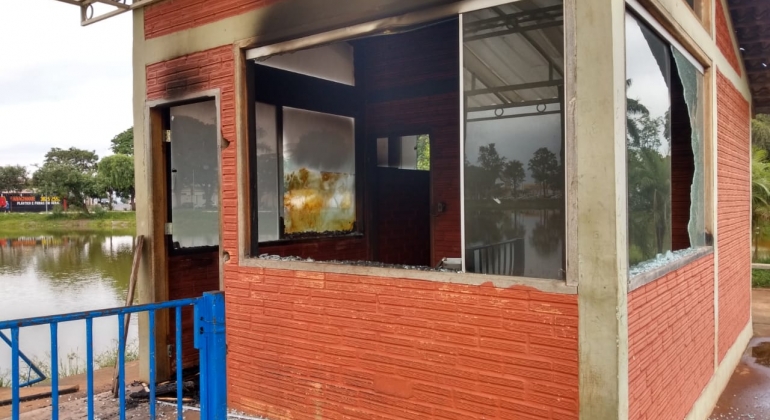 Polícia procura por adolescentes suspeitos de incendiar guarita de Cartão Postal de Patos de Minas