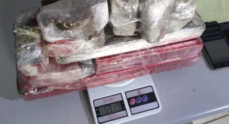 Três suspeitos são detidos acusados de tráfico de drogas na cidade de Patos de Minas Três suspeitos são detidos acusados de tráfico de drogas na cidade de Patos de Minas