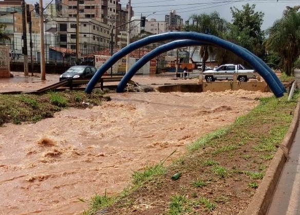 Temporal desta quarta-feira (20) alaga vários trechos de Patos de Minas e deixa estragos Temporal desta quarta-feira (20) alaga vários trechos de Patos de Minas e deixa estragos