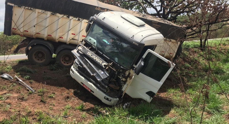 Motorista de carreta sofre acidente após atropelar e matar animal na MGC-354 em Presidente Olegário Motorista de carreta sofre acidente após atropelar e matar animal na MGC-354 em Presidente Olegário