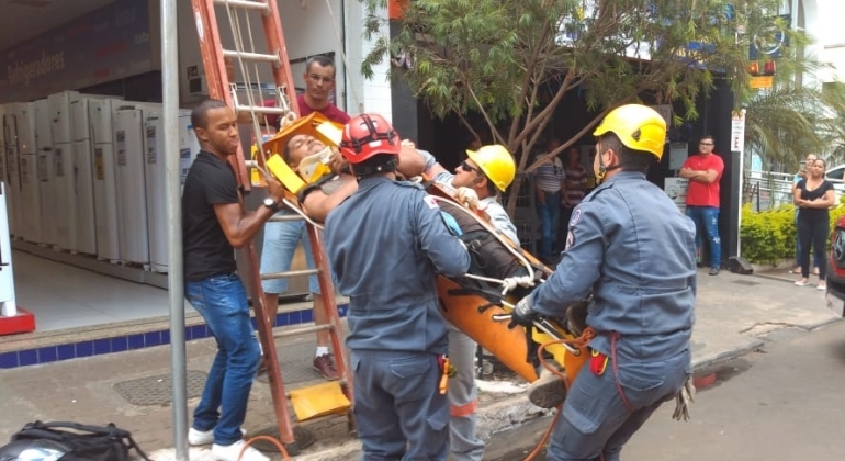 Homem recebe descarga elétrica enquanto trabalhava em telhado no Centro de Patos de Minas Homem recebe descarga elétrica enquanto trabalhava em telhado no Centro de Patos de Minas
