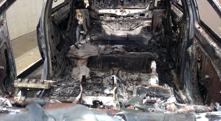 Veículo utilizado por bandidos em assalto a relojoaria em Lagoa Formosa é encontrado incendiado Veículo utilizado por bandidos em assalto a relojoaria em Lagoa Formosa é encontrado incendiado
