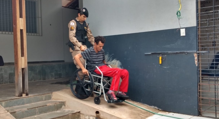 Cadeirante é detido com arma e droga no bairro Santa Terezinha na cidade de Patos de Minas Cadeirante é detido com arma e droga no bairro Santa Terezinha na cidade de Patos de Minas