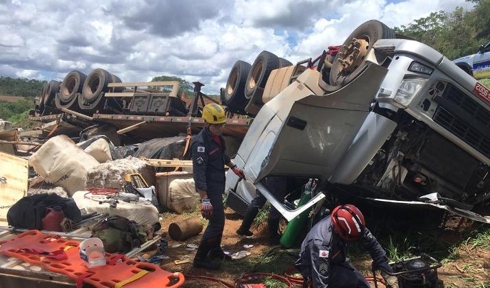 Motorista fica preso às ferragens após bitrem sair da pista e capotar na MGC- 354