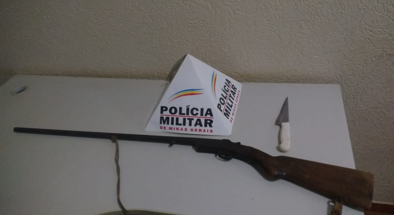 Após desentendimento com esposa homem é detido por posse ilegal de arma de fogo Após desentendimento com esposa homem é detido por posse ilegal de arma de fogo