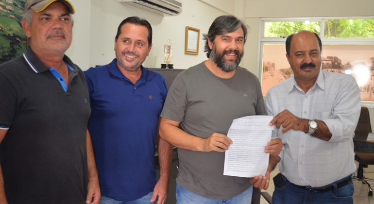Prefeito de Carmo do Paranaíba visita prefeitura de Lagoa Formosa