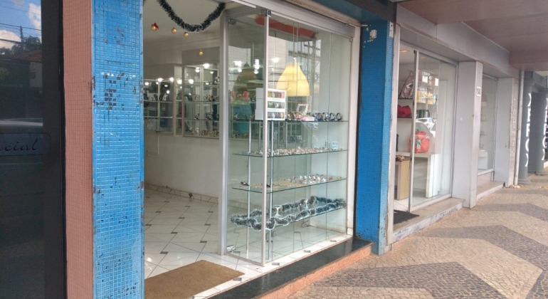 Bandido armado assalta relojoaria no centro de Patos de Minas