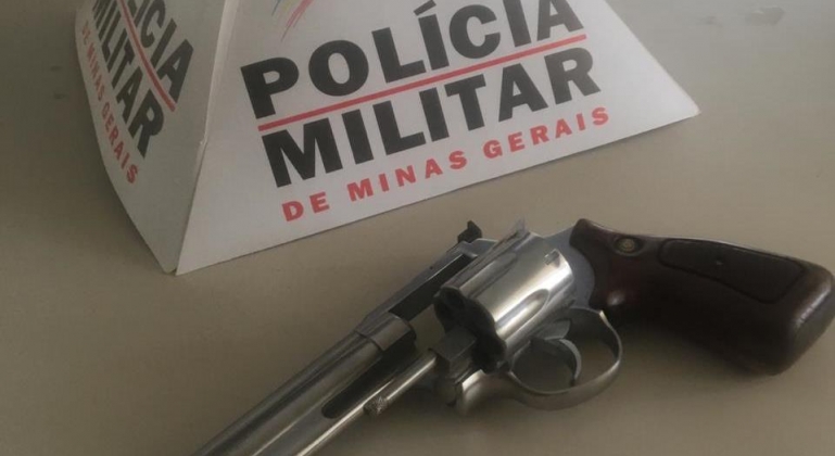 Homem é detido em Carmo do Paranaíba com arma comprada com dinheiro de auxílio reclusão Homem é detido em Carmo do Paranaíba com arma comprada com dinheiro de auxílio reclusão