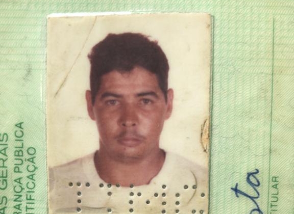 Filho mata o pai com 22 facadas no município de Varjão de Minas Filho mata o pai com 22 facadas no município de Varjão de Minas