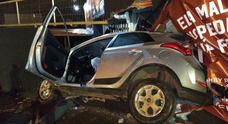 Motorista perde controle direcional e veículo fica cravado em muro de choperia