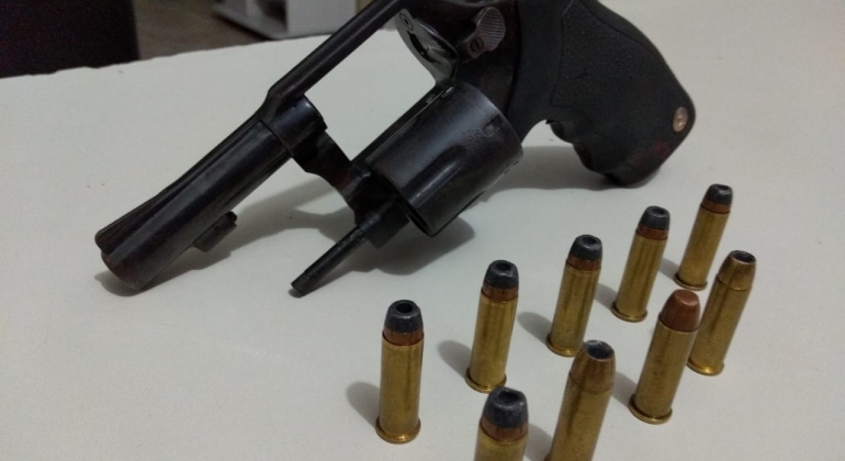 Após briga e disparos de arma, rapaz é detido com revólver em Patos de Minas