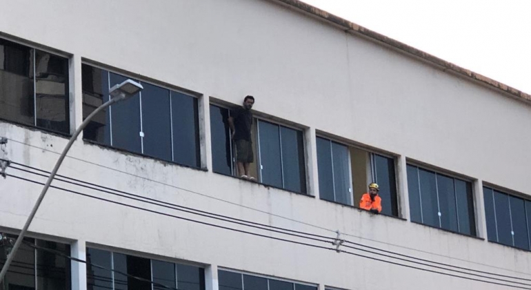 Homem que ameaçava pular de prédio em Patos de Minas desiste após intensa negociação