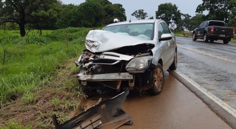 Veículo sofre aquaplanagem e provoca acidente na BR-354 próximo à Carmo do Paranaíba