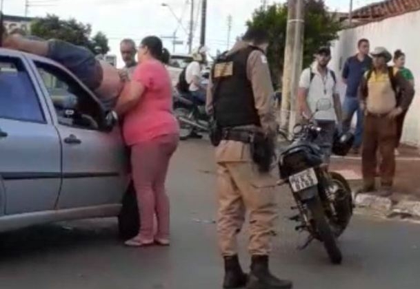 Vítima é arremessada em capô de carro durante acidente na cidade de Patos de Minas 