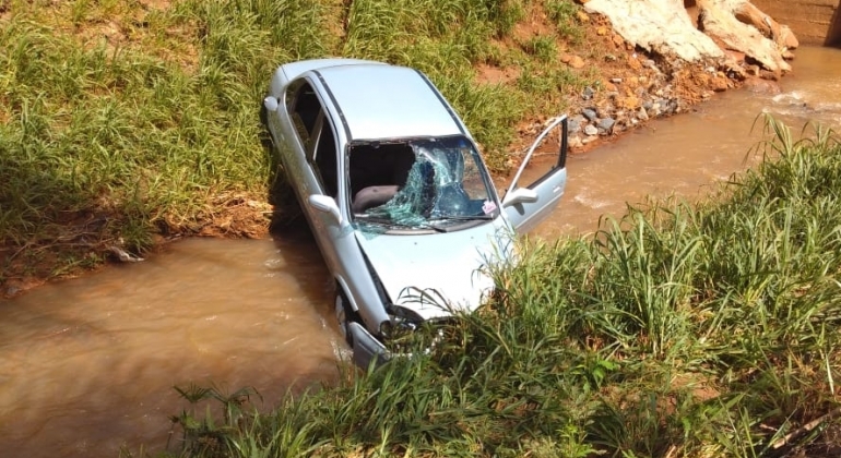 Mulheres e criança de quatro anos ficam feridas após carro cair no Córrego do Monjolo