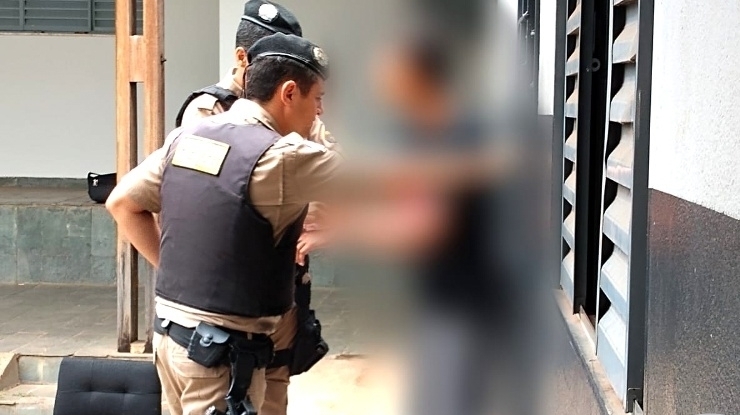 Adolescente problemático bate na mãe, na avó e acaba detido com droga no ânus Adolescente problemático bate na mãe, na avó e acaba detido com droga no ânus
