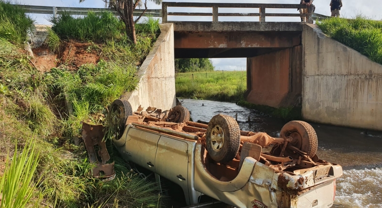 Homem coloca direção de HILUX do pai em mãos desconhecidas e fato acaba em acidente Homem coloca direção de HILUX do pai em mãos desconhecidas e fato acaba em acidente