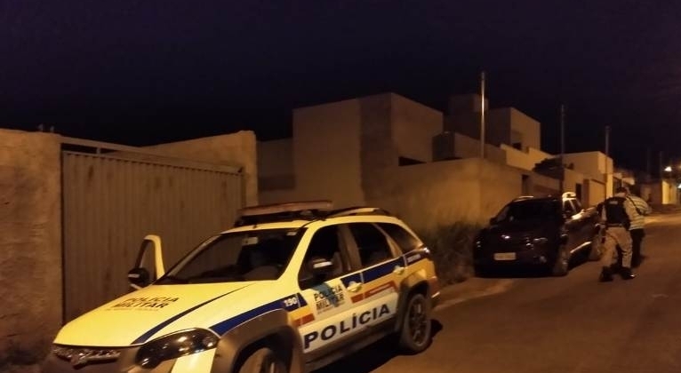 Bandidos invadem casa no Caiçaras, amarram morador e levam carro, dinheiro e celular