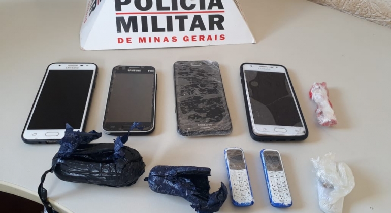 PM de Carmo do Paranaíba apreende celulares que supostamente seriam levados para dentro de penitenciária PM de Carmo do Paranaíba apreende celulares que supostamente seriam levados para dentro de penitenciária