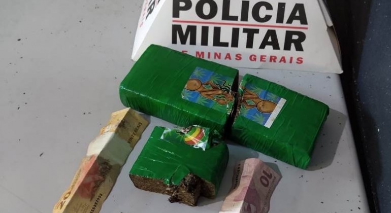 PM encontra cerca de um quilo de maconha escondido em uma mochila de rapaz em Patos de Minas PM encontra cerca de um quilo de maconha escondido em uma mochila de rapaz em Patos de Minas