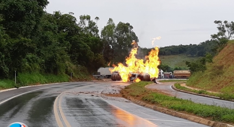 Nova explosão de carreta carregada com combustível deixa dono de empresa de remoção de veículos ferido