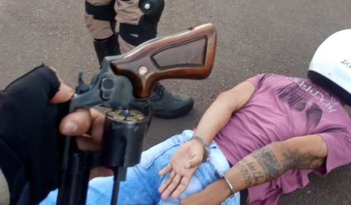 Homem é preso e armas são apreendidas no Bairro Andorinhas em Presidente Olegário