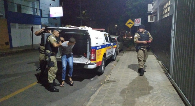 Suspeitos de matar rapaz em bar na cidade de Patos de Minas são presos pela Polícia Militar