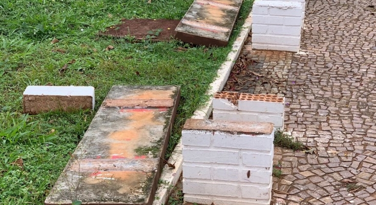 Vandalismo: indivíduos destroem bancos de Praça em Carmo do Paranaíba