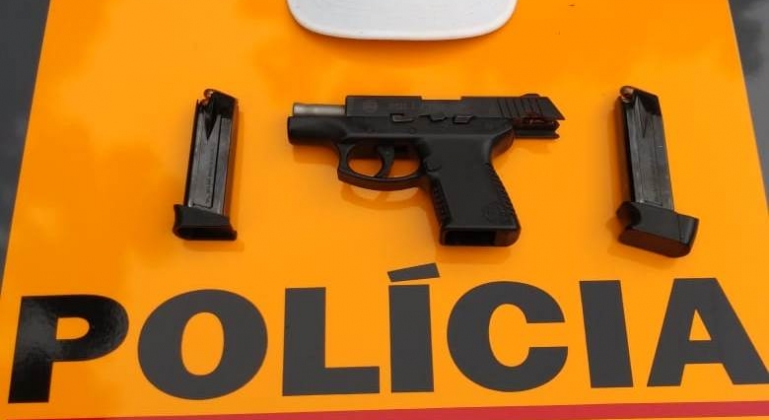 PM aborda veículo na MG-230 e localiza arma de fogo e munições dentro de mochila
