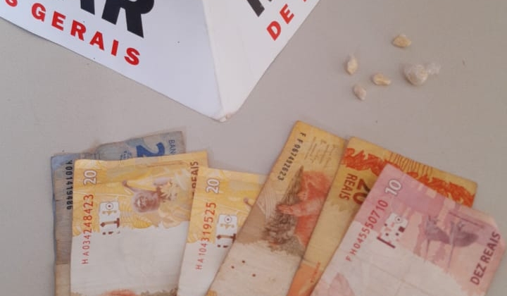 Policia Militar de Carmo do Paranaíba encaminha dois suspeitos de tráfico de drogas para a delegacia 