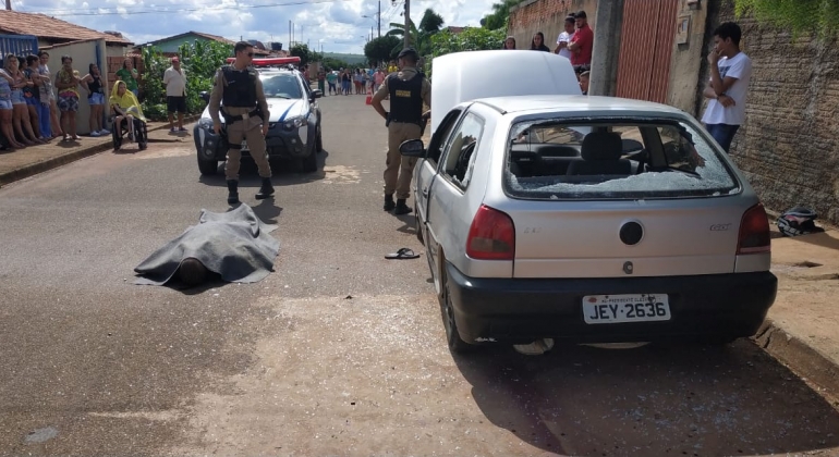 Homem é morto a tiros dentro de automóvel em Presidente Olegário
