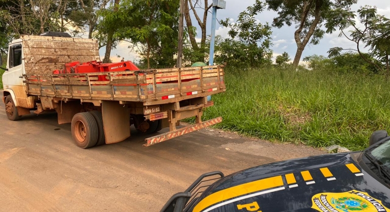 Indivíduos de Carmo do Paranaíba são presos transportando máquina furtada na BR-365