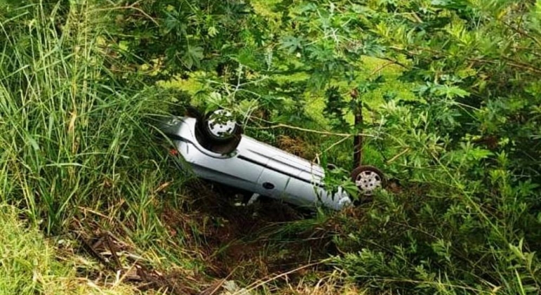 Carro sai da pista e cai de despenhadeiro de 15 metros na Avenida Fátima Porto em Patos de Minas