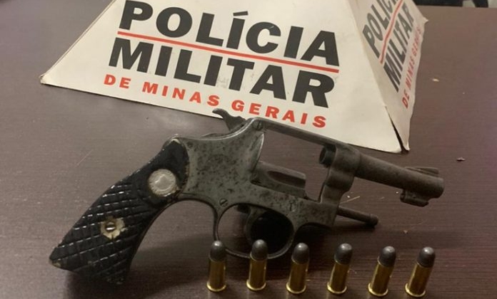  Polícia Militar de Presidente Olegário apreende arma de fogo e conduz homem à delegacia