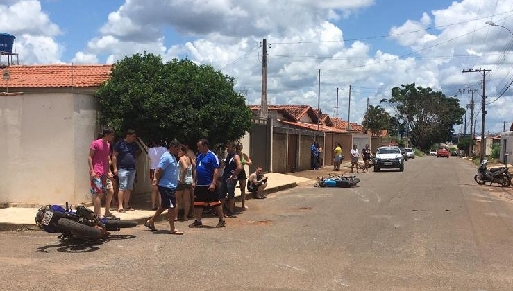 Acidente entre duas motos deixa um condutor gravemente ferido na cidade de Patos de Minas