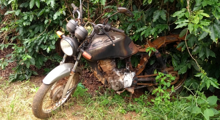 Motocicleta é achada incendiada dentro de cafezal na cidade de Carmo do Paranaíba 