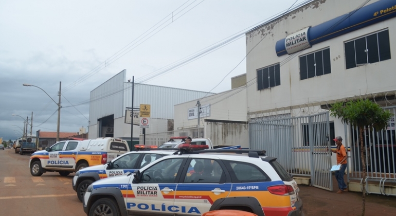 Polícia Militar encaminha suspeitos de cometerem assalto em drogaria de Lagoa Formosa para a delegacia