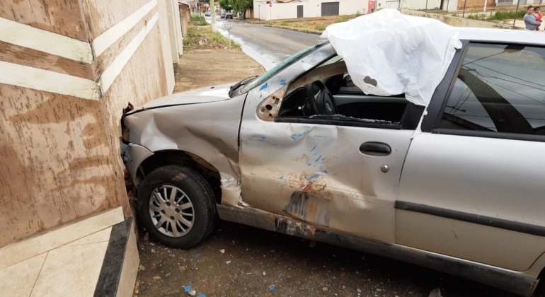 Motorista de caminhão provoca acidente após invadir parada obrigatória em Carmo do Paranaíba