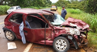 Adolescente de 16 anos de idade bate automóvel em carreta e fica gravemente ferido Adolescente de 16 anos de idade bate automóvel em carreta e fica gravemente ferido