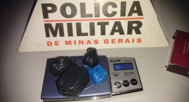 Adolescente de 16 anos é detido suspeito de tráfico de drogas em Patos de Minas Adolescente de 16 anos é detido suspeito de tráfico de drogas em Patos de Minas